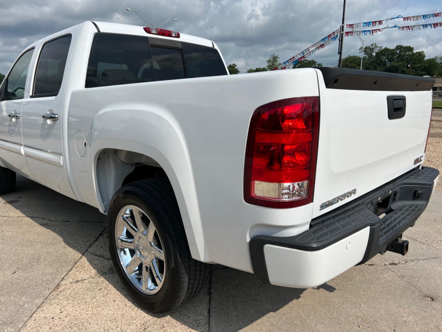 2008 White /Tan GMC Sierra 1500 Denali (2GTEC638881) with an 6.2 V8 engine, Automatic transmission, located at 4520 Airline Hwy, Baton Rouge, LA, 70805, (225) 357-1497, 30.509325, -91.145432 - 2008 GMC Crew Cab Denali **Two Owner & No Accidents** 6.2 V8 Gas, 176K Miles, Leather, Sunroof, Bose, Fully Loaded. FOR INFO PLEASE CONTACT JEFF AT 225 357-1497 CHECK OUT OUR A+ RATING WITH THE BETTER BUSINESS BUREAU WE HAVE BEEN A FAMILY OWNED AND OPERATED BUSINESS AT THE SAME LOCATION FOR OVER 45 - Photo#7